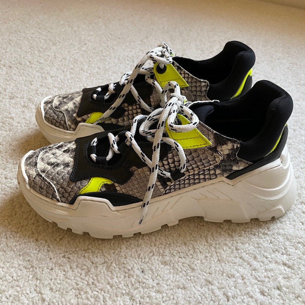 LeMare Italian Sneakers in Snake and black Size 7